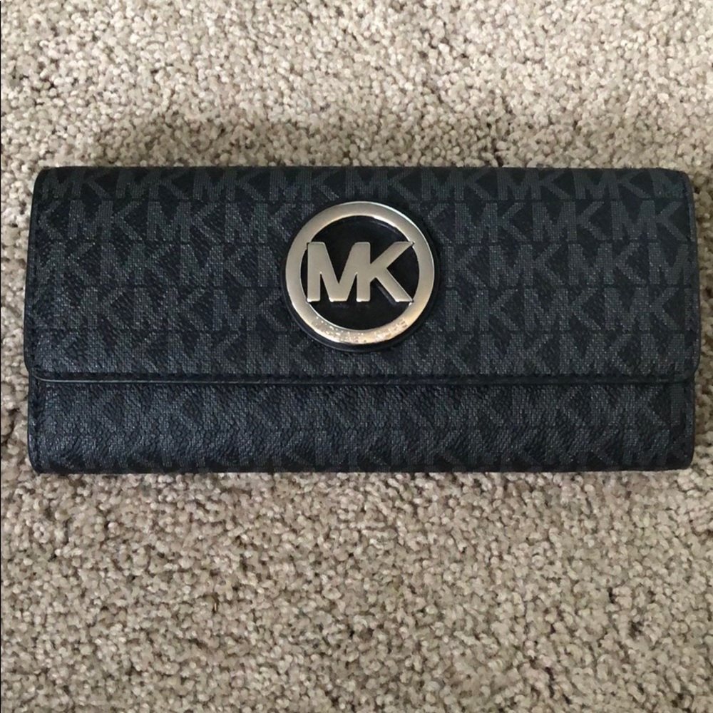 Michael Kors Fulton Carryall Wallet
